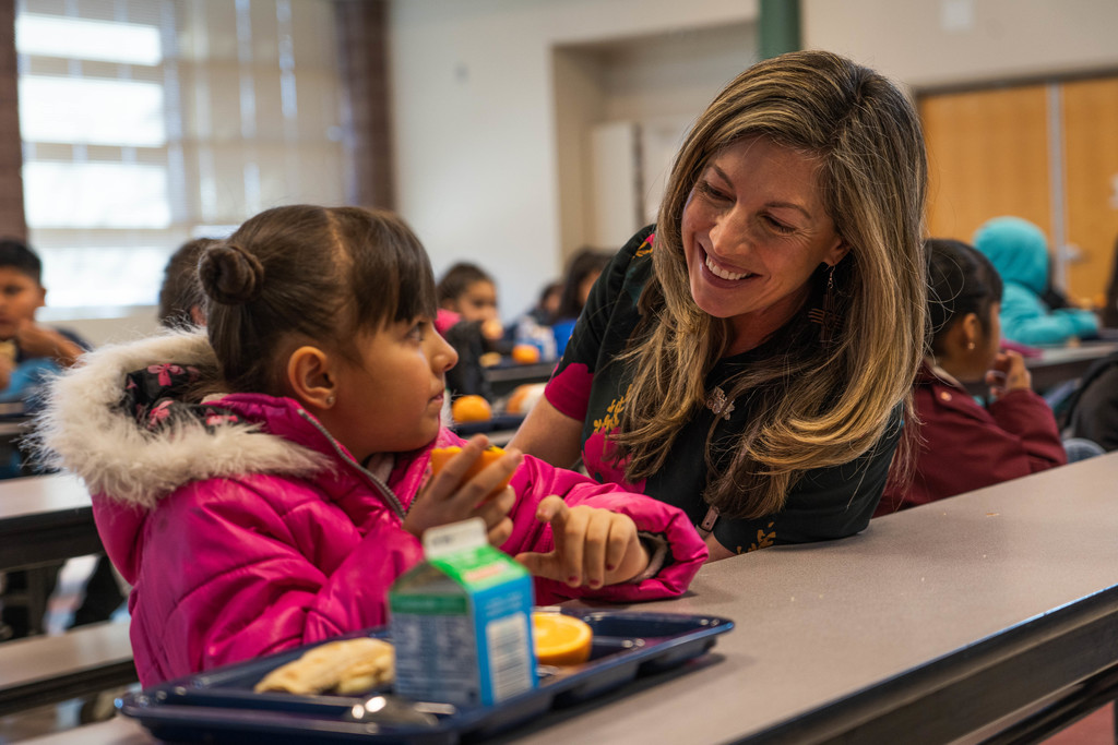 Senator Siah Correa Hemphill speaking with female student eating lunch