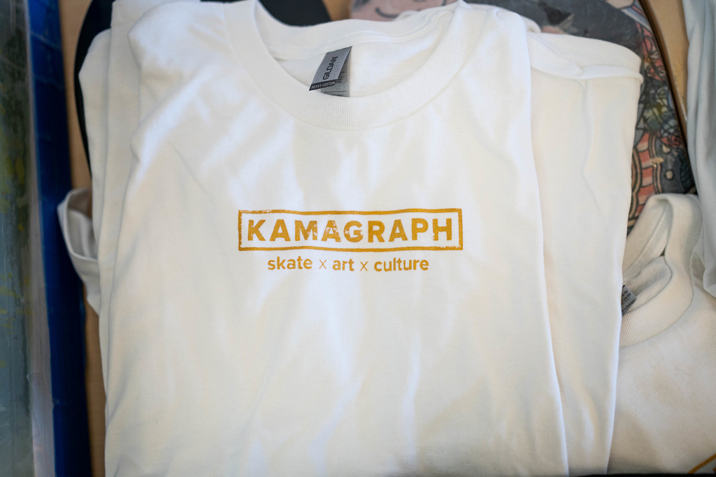 White Kamagraph shirt with logo in gold